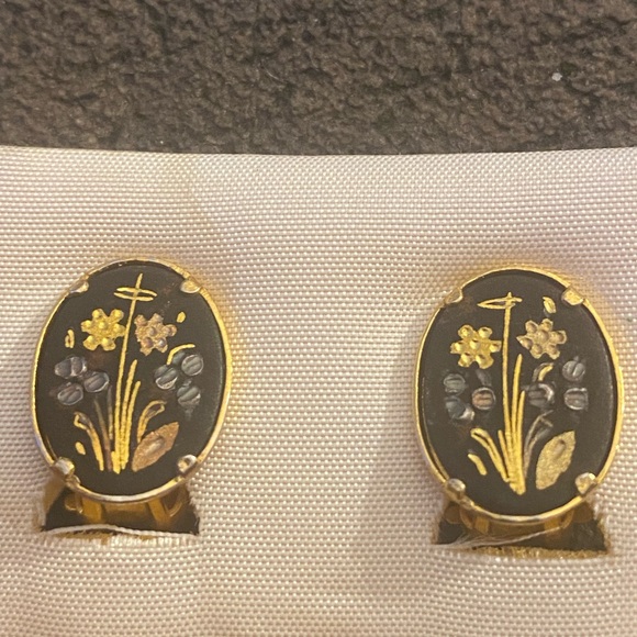 Damascene Jewelry - Vintage Damasquinado DE ORO Clip-on Earrings by Damasouinago Surez C B.